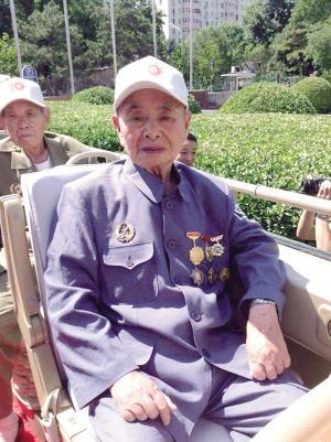 抗战老兵郑竹波参加大阅兵