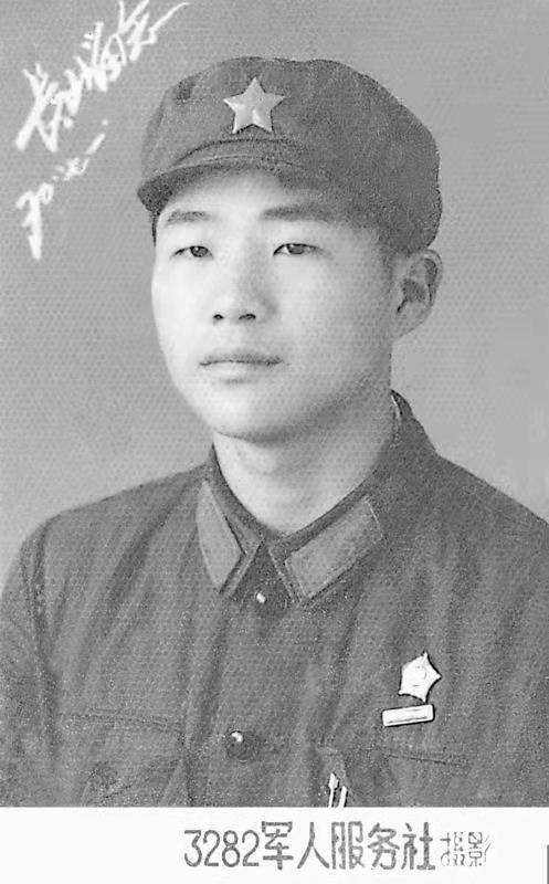 江苏镇江:父子同获"光荣在党50年"纪念章