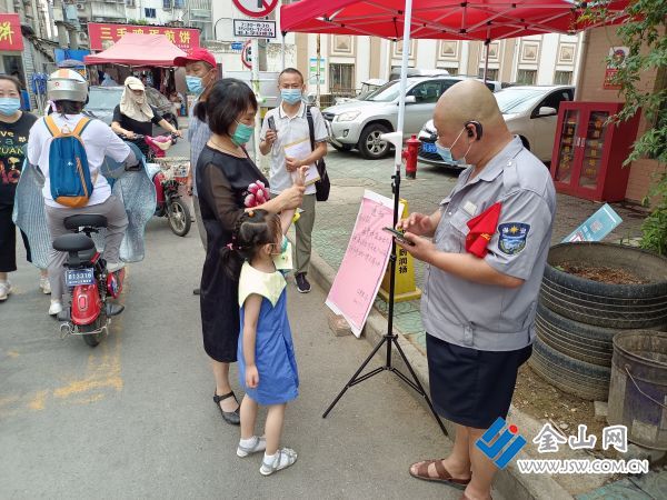 社區(qū)物業(yè)志愿者測量體溫