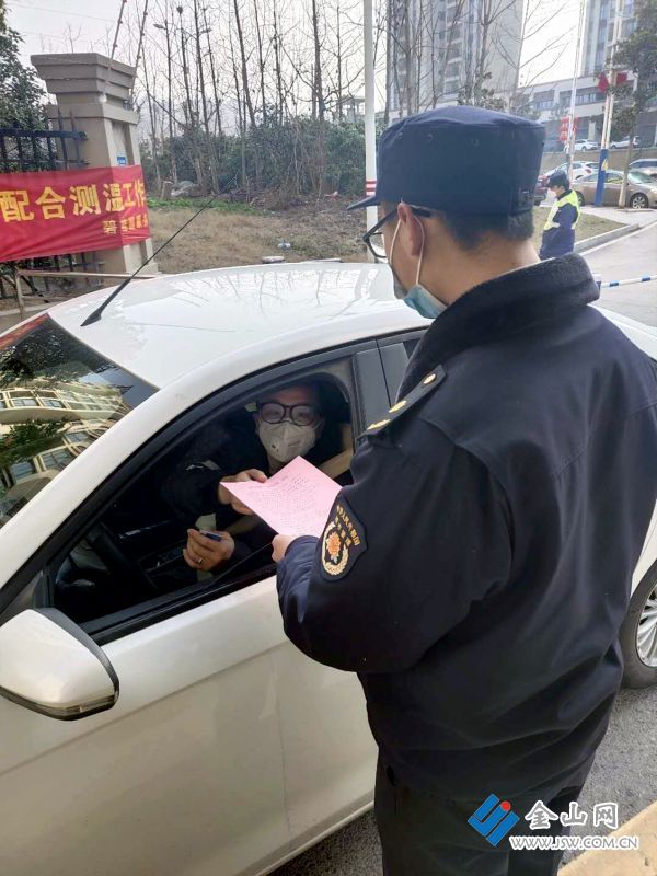 图为句容开放大学行政管理专业的王晨宇坚守在宝华执法中队岗位上登记信息。