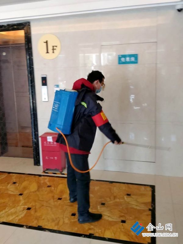 图为句容开放大学秋行政管理的张东旭在小区时清洁消毒