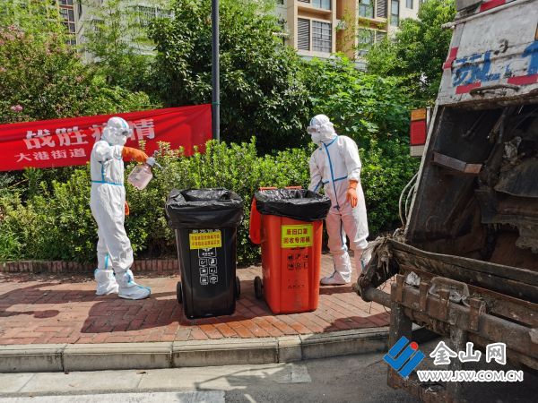 图为新区一线环卫工人清运专班为集中隔离点及居家隔离人员清理生活垃圾。