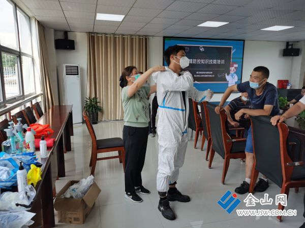 图为镇江新区综合行政执法局邀请专家对隔离人员垃圾清运专班人员进行了防疫知识培训及现场演练