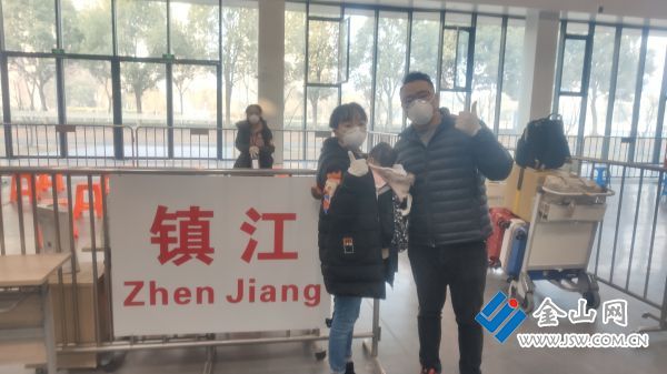 2021年1月27日,来自台湾的入境来镇旅客,在昆山中转基地向镇江专班的工作人员点赞