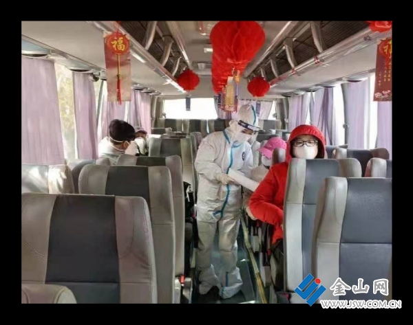 2021年3月8日,来自丹阳导墅卫生院的护师蒋丽娜,在昆山至镇江的转运专车上,对入境来镇人员宣传防疫知识,仔细核对信息。