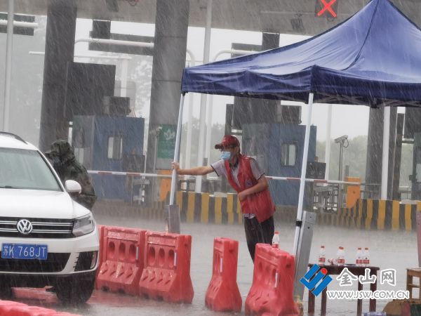 7月28日下午,沪蓉高速镇江出口,台风来袭、暴雨倾盆,镇江公路中心党员依然坚守岗位