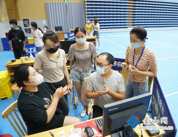 街道民政工作人员一遍又一遍校对核酸演练信息采集流程,确保信息采集不出错