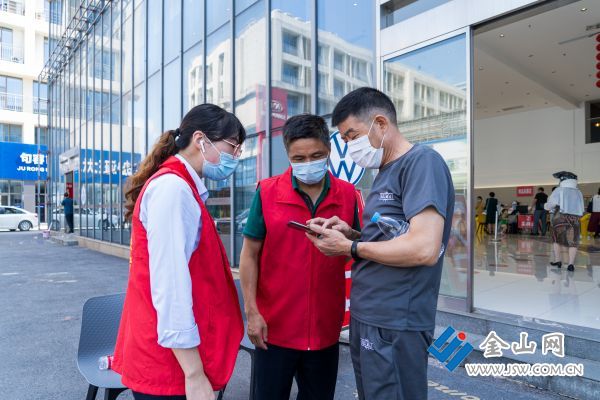 面对前来咨询的居民,社区工作者们即使再累,仍然细细倾听着居民的问题,耐心地作出回答