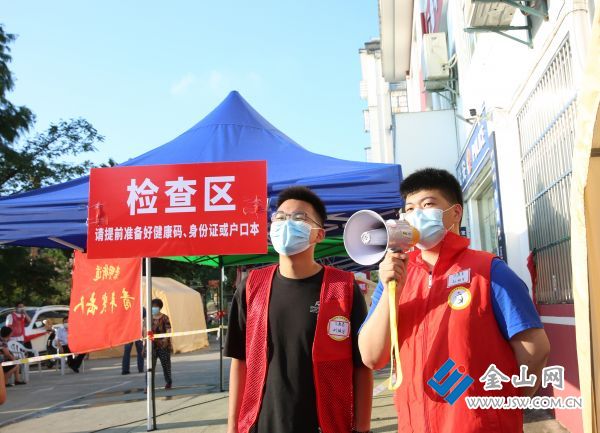 志愿者小喇叭维持秩序,确保站队间隔一米