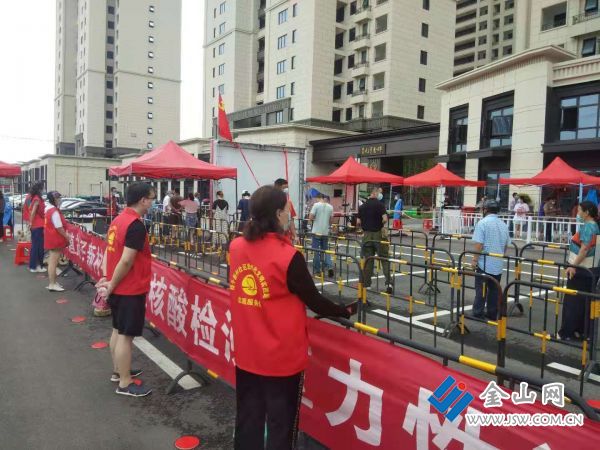 扬中市民政局配合扬子新村社区维持核酸检测现场秩序