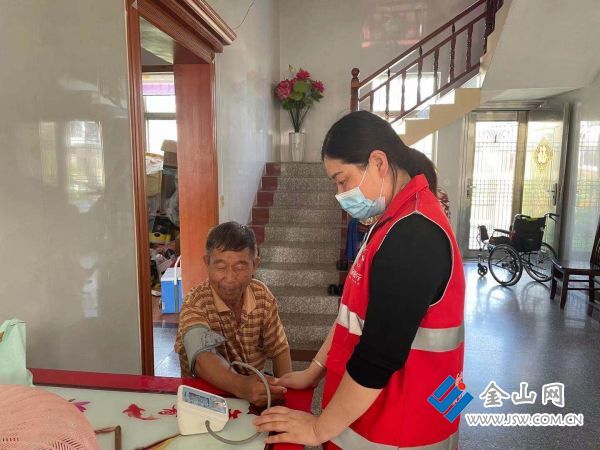 扬中市民政局为全市老人开展顾问服务,了解其在疫情期间身体状况和生活状态,普及疫情知识,帮助和教会老人使用健康码和智能手机 (2)