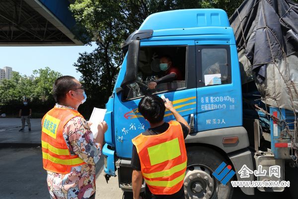 镇江公交积极响应上级的号召,于7月29日在镇扬汽渡设立防疫卡口,安排专人负责,专人值守,24小时查验汽渡过江到镇江的南京、扬州等地车辆的驾乘人员,登记信息、测体温、查验健康码及48小时内核酸检测报告,对不符合要求的人员按照处置流程做劝返等工作。