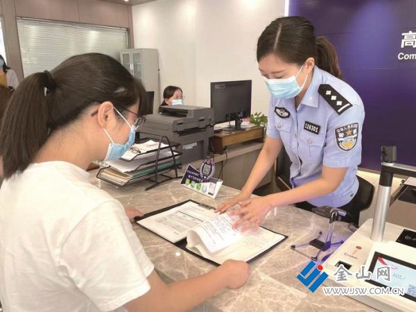 高资派出所综合服务窗口民警在为市民办理业务。