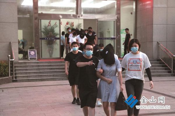 警方抓获网络诈骗嫌疑人。