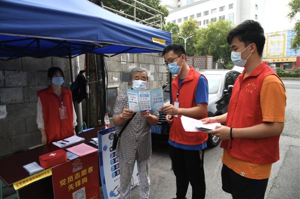 大学生志愿者助力小区疫情防控