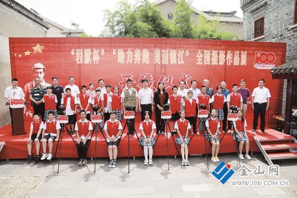 “程默杯”全国摄影作品展开镜仪式。吴呈昱 摄