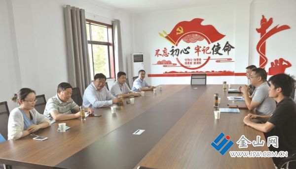 市科协赴五套村对接科普大屏、农业技术需求、谋划田间课堂、赠送农家书屋科普书架。