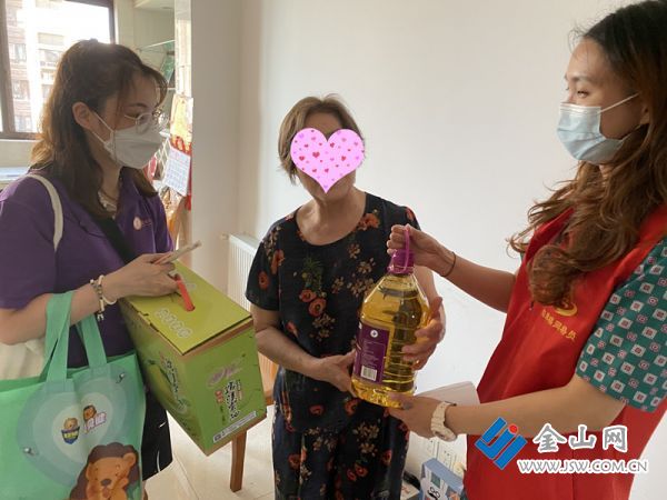 網格長楊潔在給居民送慰問