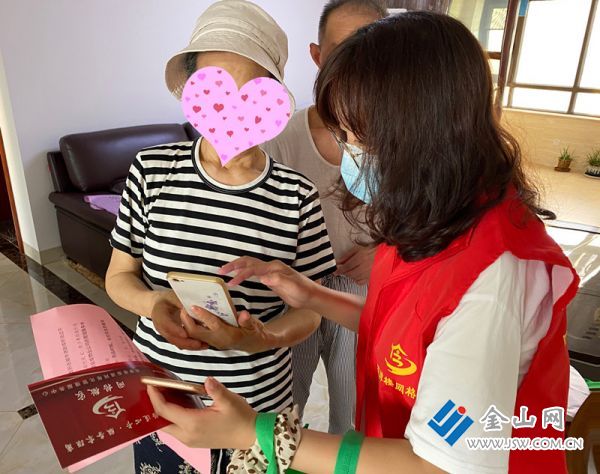 網格長竇玉蓮在幫居民申請健康碼