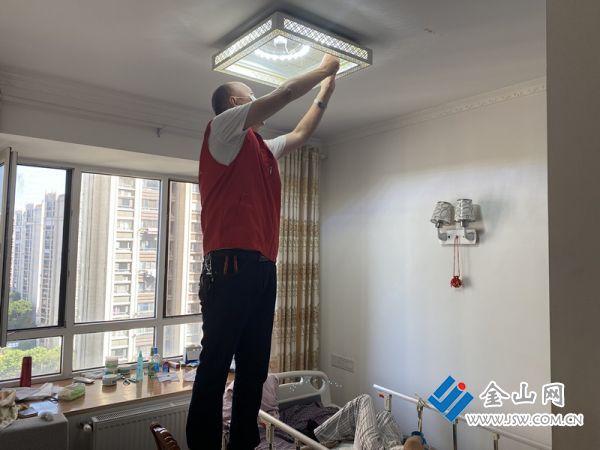 網格長劉春輝在幫居民換燈