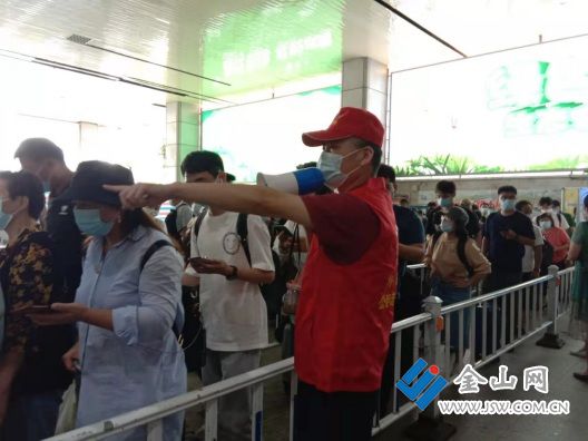 交通志愿者車站指揮秩序