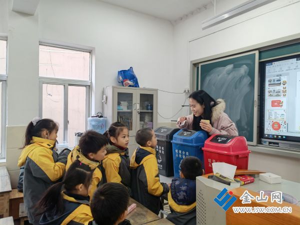镇江市红旗小学联合京口区城管局开展垃圾分类进校园活动