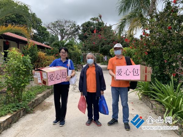 奔巴岛慰问当地华人