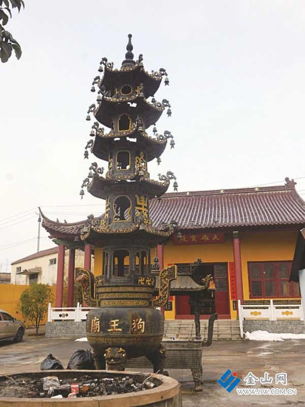 佛殿前的寶鼎 圖：任德發(fā) 攝