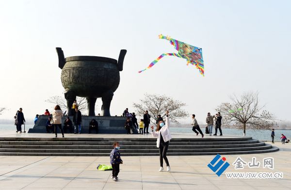 金山网讯 昨日天气晴好,市民走出家门,在京口宝鼎广场,春江潮广场放