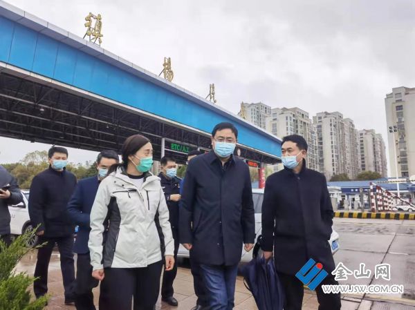 3月20日上午7时,镇江市副市长黄春年,润州区区长徐燕到镇扬汽渡检查