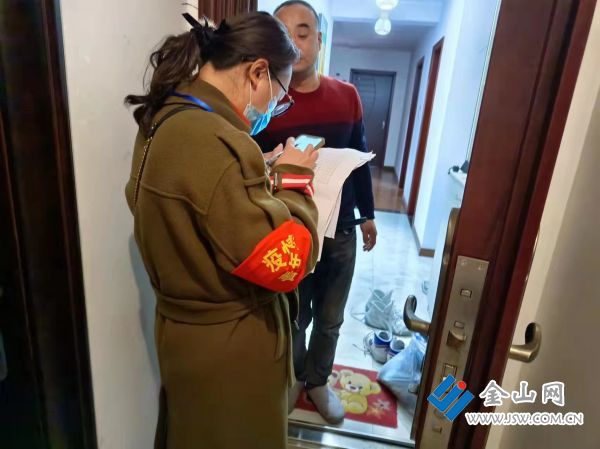 陳文(左一)在登記信息