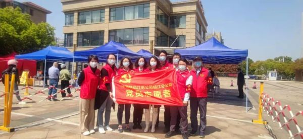 七里甸街道黨建聯(lián)盟單位參與核酸采集人員引導工作