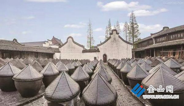 擺滿醬缸的作場 圖：張崢嶸 提供