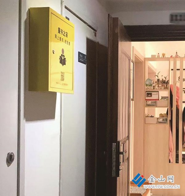 家門口的小書箱 翟進(jìn) 攝