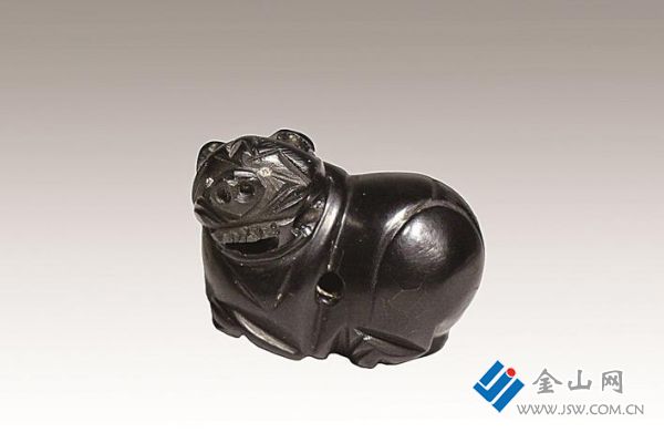 句容寶華牡丹西路六朝墓M1出土碳精辟邪