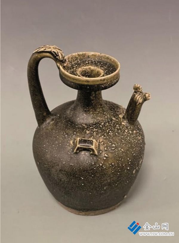 M4內(nèi)出土雞首壺