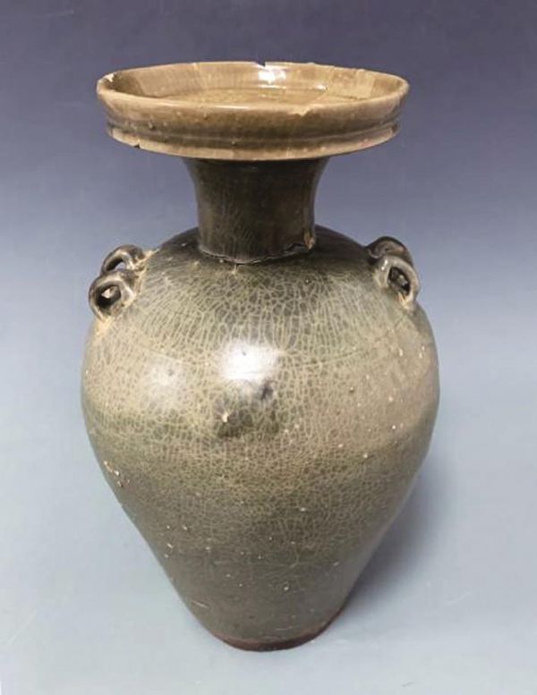 M4內(nèi)出土盤口壺