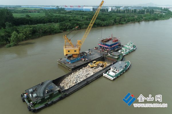 抛石固岸构筑临江防线