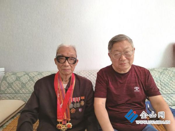 本文作者（右）和成貽順老師在一起