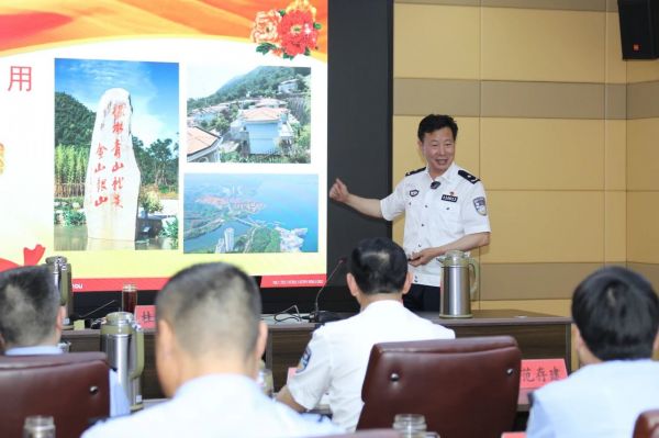为扎实推动党史学习教育走深走实，5月27日下午，新区公安分局举办第十期&ldquo;圌山警务讲堂&rdquo;暨领导干部政治轮训，邀请市局党委委员、机关党委书记、政治部副主任桂耀武同志讲授《认真学党史 初心融血脉》主题党课 (2)