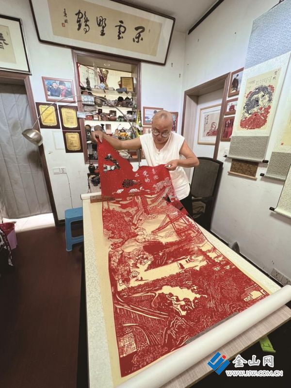 孫培老師在創(chuàng)作中