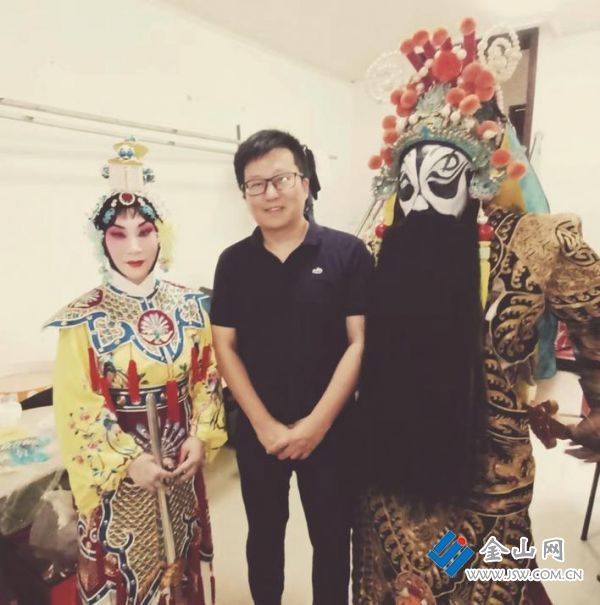 盧琦（中）組織康盛劇社錄制經(jīng)典唱段 受訪者 提供