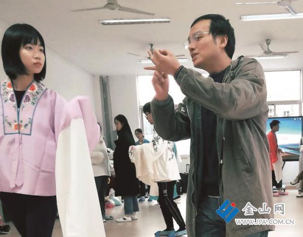 顧榮偉(右)輔導(dǎo)戲曲社學(xué)員 受訪者 提供