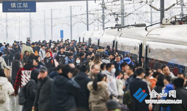 （新）旅客乘坐高铁踏上回家旅途