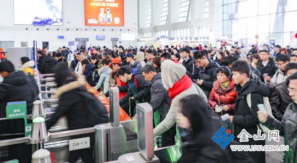 （新）旅客在镇江城际高铁站检票