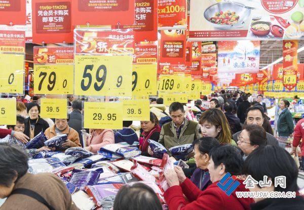 超市的线下购物节吸引顾客抢购