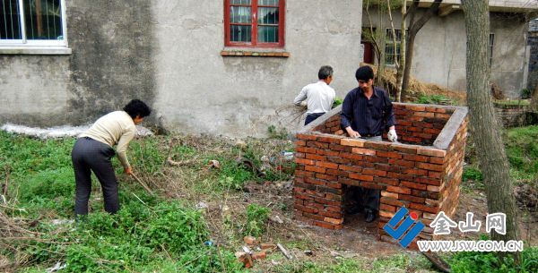 2007年，丹徒区，乡村环境整治中，村民正在砖砌垃圾箱。