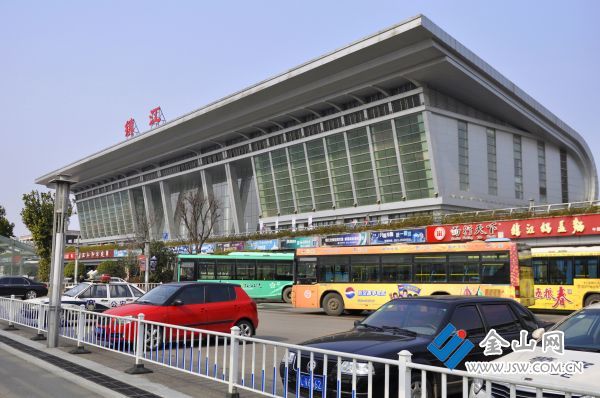 2010年建成的镇江站南站房