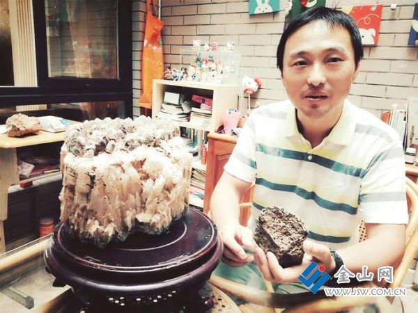 吳東展示巖石標(biāo)本 竺捷 攝