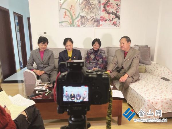 鎮(zhèn)報集團(tuán)記者在貴陽采訪費(fèi)家四姐弟。謝道韞 盛林娟 攝